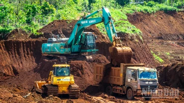 Công đoạn bốc đất phủ trong khai thác bô-xít.