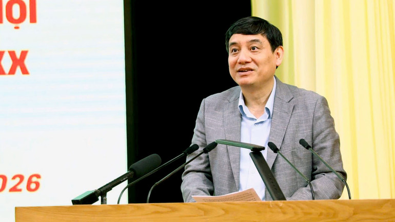 Đồng ch&iacute; Nguyễn Đắc Vinh, ứng cử vi&ecirc;n đại biểu Quốc hội kh&oacute;a XVI tr&igrave;nh b&agrave;y chương tr&igrave;nh h&agrave;nh động tại hội nghị tiếp x&uacute;c cử tri.