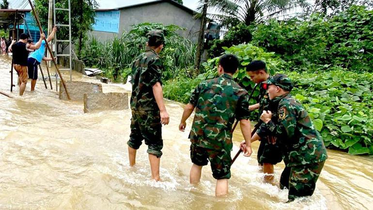 Soldiers of the Military Command of Tuyen Quang province and local people are trying to find victim H.B.N. 31d7f4bb944c1e12475d-20251001132911.jpg