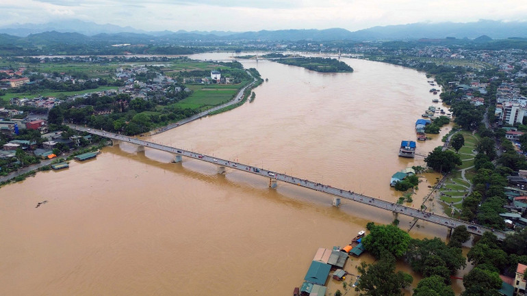 The water level of Lo River through Minh Xuan ward is still rising. cau.jpg