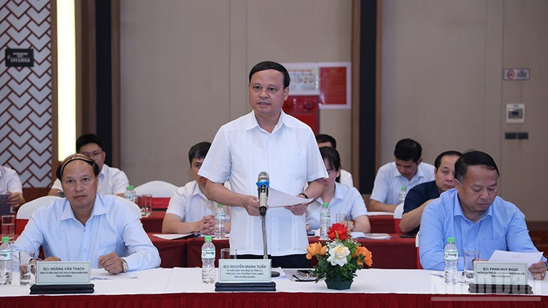 Đồng chí Nguyễn Mạnh Tuấn, Phó Chủ tịch Thường trực Ủy ban nhân dân tỉnh Tuyên Quang báo cáo tiến độ dự án cao tốc Tuyên Quang-Hà Giang. ndo_br_anh-9.jpg