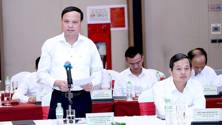 Đồng chí Nguyễn Mạnh Tuấn, Phó Chủ tịch Thường trực Ủy ban nhân dân tỉnh Tuyên Quang báo cáo tình hình phát triển kinh tế-xã hội của tỉnh. ndo_br_anh-3-1635.jpg