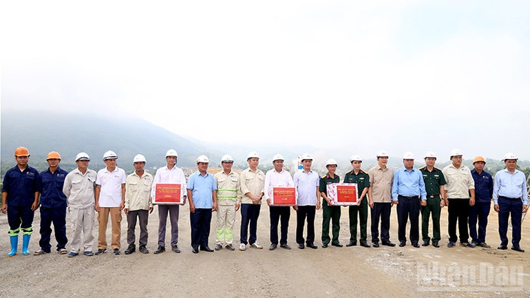 Phó Thủ tướng Chính phủ Bùi Thanh Sơn cùng lãnh đạo tỉnh Tuyên Quang tặng quà động viên các đơn vị thi công dự án cao tốc Tuyên Quang-Hà Giang. ndo_br_anh-2.jpg