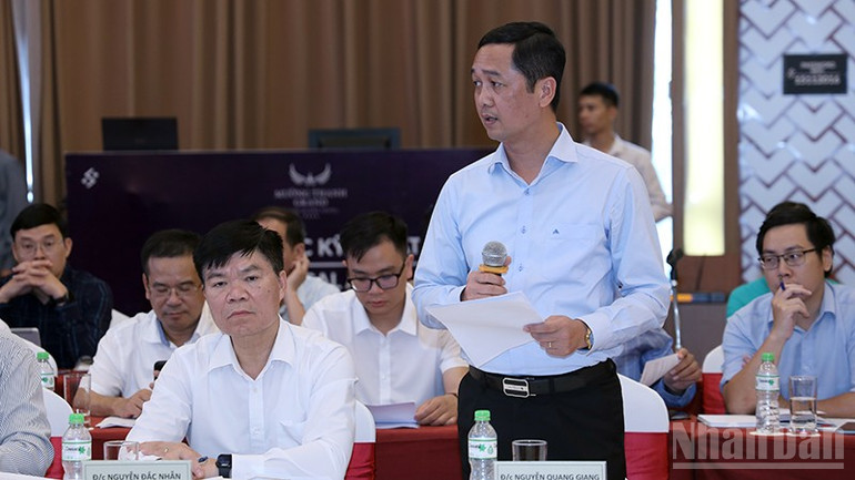 Đại diện Cục đường bộ Việt Nam, Bộ Xây dựng báo cáo tiến độ thực hiện các dự án tại buổi làm việc. ndo_br_anh-6.jpg