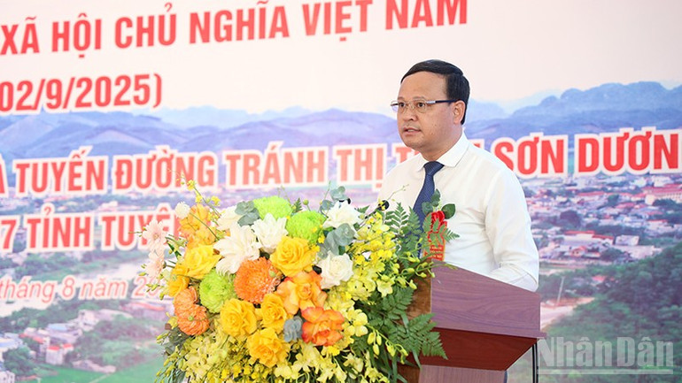 Đồng chí Nguyễn Mạnh Tuấn, Phó Chủ tịch Thường trực Ủy ban nhân dân tỉnh Tuyên Quang phát biểu tại Lễ Khánh thành, khởi công tại điểm cầu xã Sơn Dương. ndo_br_anh-4.jpg