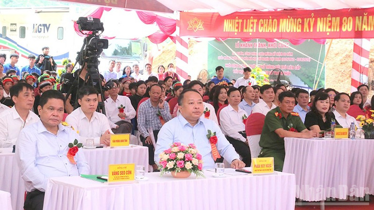 Các đại biểu dự lễ khánh thành, khởi công tại điểm cầu xã Thanh Thủy, tỉnh Tuyên Quang. ndo_br_z6922301568096-8b46bbe7366d9065ab55c7379b6ac570.jpg