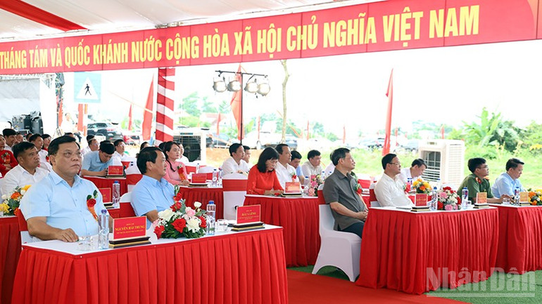 Các đại biểu dự lễ khánh thành, khởi công tại điểm cầu xã Sơn Dương, tỉnh Tuyên Quang. ndo_br_anh-1.jpg