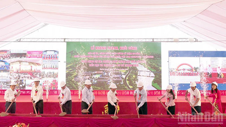Các đại biểu thực hiện nghi thức khởi công Dự án xây dựng Trường phổ thông nội trú liên cấp Tiểu học và Trung học cơ sở Thanh Thủy, xã Thanh Thủy, tỉnh Tuyên Quang. ndo_br_anh-7.jpg