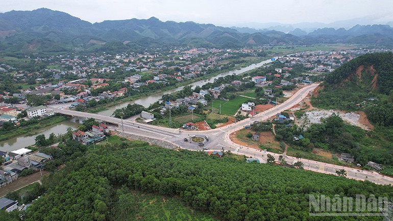 Dự án Đầu tư xây dựng cầu và tuyến đường tránh thị trấn Sơn Dương có tổng chiều dài 4,45km, với tổng mức đầu tư hơn 329 tỷ đồng. ndo_br_anh-2.jpg