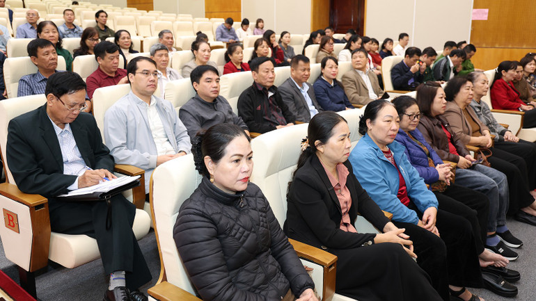 Cử tri nghe giới thiệu t&oacute;m tắt tiểu sử của người ứng cử v&agrave; nghe c&aacute;c ứng cử vi&ecirc;n tr&igrave;nh b&agrave;y chương tr&igrave;nh h&agrave;nh động.