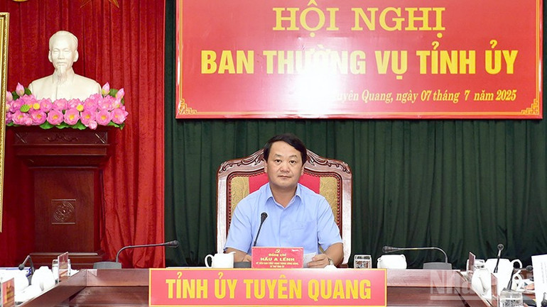 Đồng chí Hầu A Lềnh, Ủy viên Trung ương Đảng, Bí thư Tỉnh ủy Tuyên Quang chủ trì hội nghị. ndo_br_anh-2.jpg