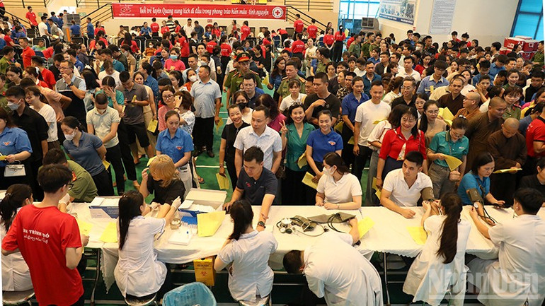 Chương trình thu hút đông đảo cán bộ, chiến sĩ, thanh niên tại Tuyên Quang tham gia đăng ký hiến máu tình nguyện. ndo_br_nvd-3837.jpg
