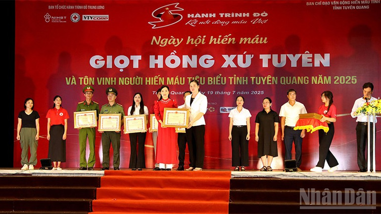 Đại diện lãnh đạo Đoàn đại biểu Quốc hội tỉnh Tuyên Quang trao bằng khen cho các cá nhân. ndo_br_3.jpg