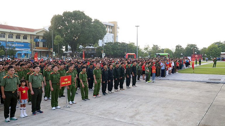Đông đảo cán bộ, chiến sĩ cùng nhau tham dự chương trình tại Tuyên Quang. 497a4438.jpg