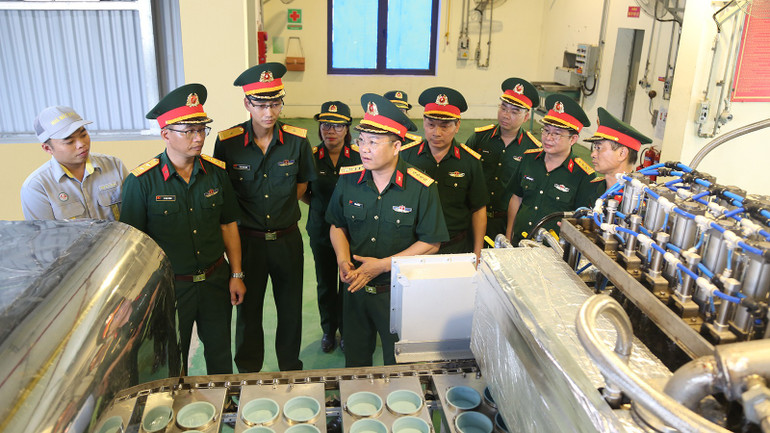 Nhà máy Z113 nghiên cứu thiết kế, chế tạo thành công thiết bị dây chuyền sản xuất tiên tiến, kịp thời đáp ứng yêu cầu xuất khẩu. 4phat-huy-tinh-than-doi-moi-sang-tao-nghien-cuu-thiet-ke-che-tao-thanh-cong-thiet-bi-day-chuyen-san-xuat-tien-tien-kip-thoi-dap-ung-yeu-cau-xuat-khau-2-copy.jpg