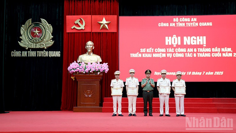Thừa ủy quyền của Bộ trưởng Công an, đồng chí Giám đốc Công an tỉnh Tuyên Quang Nguyễn Đức Thuận trao Danh hiệu "Chiến sĩ thi đua toàn lực lượng Công an nhân dân" cho 4 cá nhân. ndo_br_497a0313.jpg