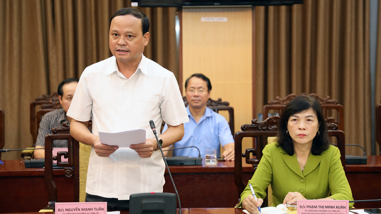 Đồng chí Nguyễn Mạnh Tuấn, Phó Chủ tịch Thường trực Ủy ban nhân dân tỉnh, báo cáo tình hình thiệt hại do mưa lũ gây ra tại tỉnh Tuyên Quang. dc-tuan-bao-cao.jpg