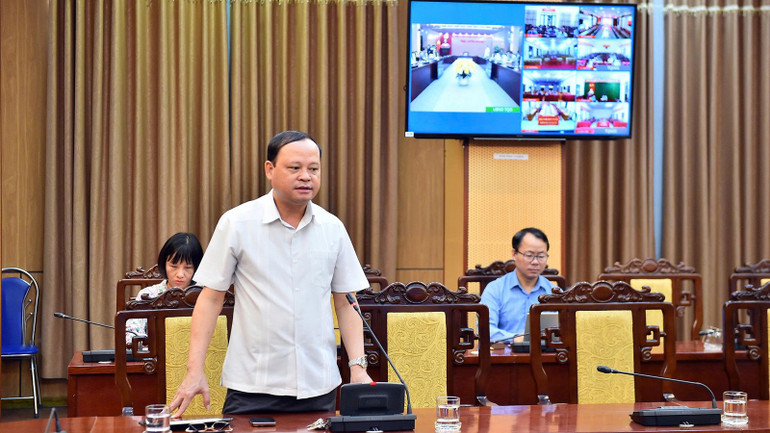 Comrade Nguyen Manh Tuan, Permanent Vice Chairman of the People's Committee of Tuyen Quang province, spoke at an online meeting with communes and wards to assess the damage and deploy measures to respond to floods. dc-tuan.jpg