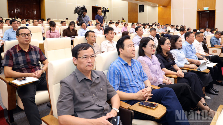 Đại biểu nghe quán triệt các chuyên đề, triển khai thực hiện Nghị quyết Đại hội đại biểu Đảng bộ tỉnh Tuyên Quang lần thứ I, nhiệm kỳ 2025-2030. ndo_br_anh-2.jpg