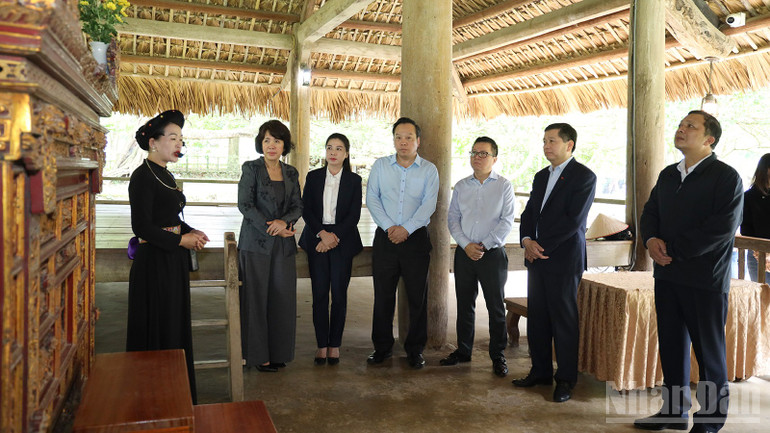 Delegationen offrade rökelse och lyssnade på förklaringar i Hong Thai Communal House. ndo_br_kubi2975.jpg