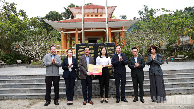 Det nationella politiska förlaget Truth gav Tuyen Quang-provinsen och Minh Thanh-kommunen en gräsrotsbokhylla. ndo_br_kubi2663.jpg