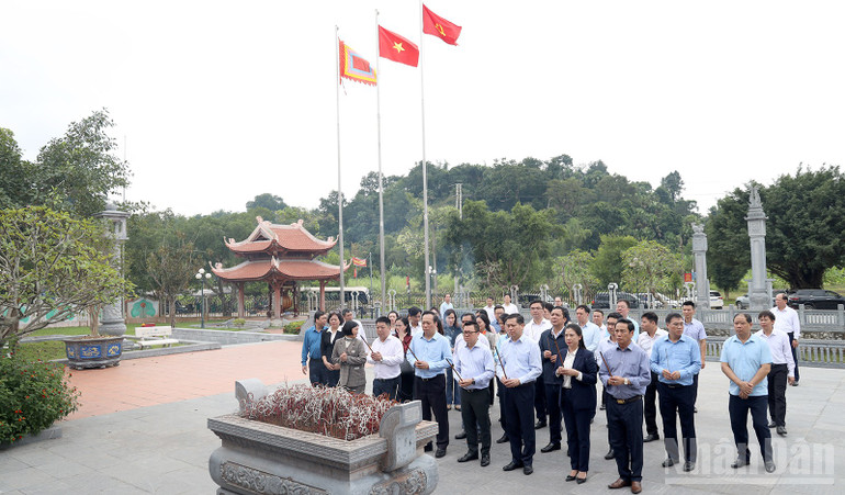 Delegater offrade rökelse vid minneshögtiden för president Ho Chi Minh och hans revolutionära föregångare. ndo_br_kubi3018.jpg