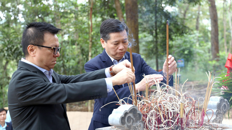 Kamrat Le Quoc Minh och kamrat Nguyen Long Hai bjöd på rökelse på Lan Na Nua. ndo_br_kubi2797.jpg