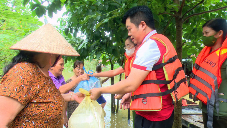 Na Hang commune authorities and charity groups organized free rice distribution for people isolated by floods. tiep-com.jpg