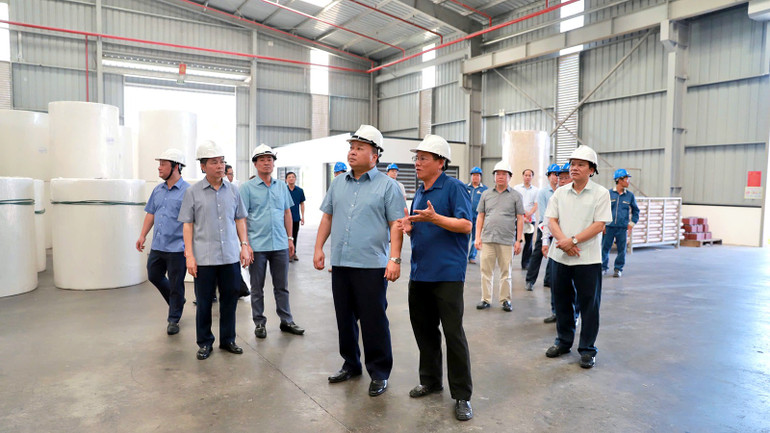 Đồng chí Phan Huy Ngọc, Chủ tịch Ủy ban nhân dân tỉnh Tuyên Quang kiểm tra hoạt động sản xuất của các nhà máy tại Khu công nghiệp Long Bình An. z7162527505243-0a54a785cf5c8f3408b9c5234108059e.jpg