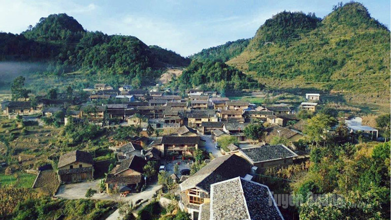 Den kulturella turistbyn Lo Lo Chai lockar ett stort antal turister på grund av sin enkla och fridfulla skönhet. (Foto: baotuyenquang.com.vn) lang-van-hoa-du-lich-thon-lo-lo-chai-thu-hut-luong-lon-du-khach-boi-ve-dep-binh-di-yen-binh.jpg
