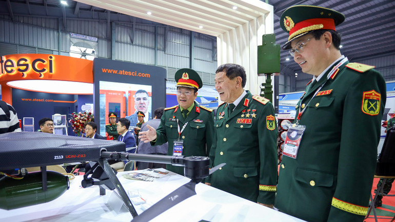 Đồng chí đại tá Trần Chí Dũng, Giám đốc Nhà máy Z113 giới thiệu sản phẩm UAV do Nhà máy nghiên cứu sản xuất tại Triển lãm Quốc phòng quốc tế Việt Nam 2024. dong-chi-dai-ta-tran-chi-dung-giam-doc-nha-may-z113-gioi-thieu-san-pham-uav-do-nha-may-z113-nghien-cuu-san-xuat-tai-trien-lam-quoc-phong-quoc-te-viet-nam-2024.jpg