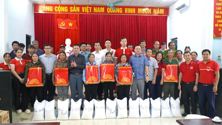 Đại diện Hiệp hội Doanh nghiệp tỉnh trao quà hỗ trợ người dân bị thiệt hại do mưa lũ ở xã Kiến Thiết. dsc056651.jpg