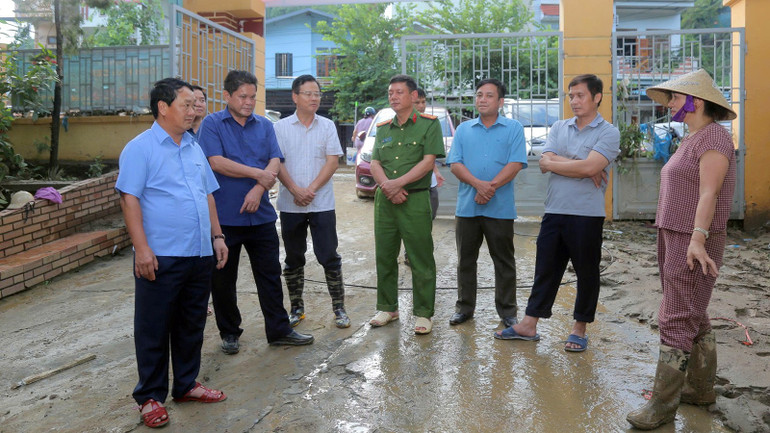 Bí thư Tỉnh ủy Tuyên Quang Hầu A Lềnh kiểm tra công tác khắc phục thiệt hại mưa lũ tại Trường tiểu học Quang Trung, phường Hà Giang 2. bi-thu-tinh-uy-kiem-tra.jpg