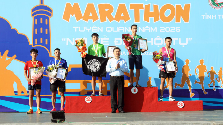 Đồng chí Ma Thế Hồng, Phó Bí thư Tỉnh ủy, Chủ tịch Ủy ban Mặt trận Tổ quốc tỉnh Tuyên Quang trao giải cho các vận động viên tham gia cự ly chạy 21km. lanh-dao-tinh-tuyen-quang-trao-giai-cho-cac-vdv-cu-ly-21-km.jpg