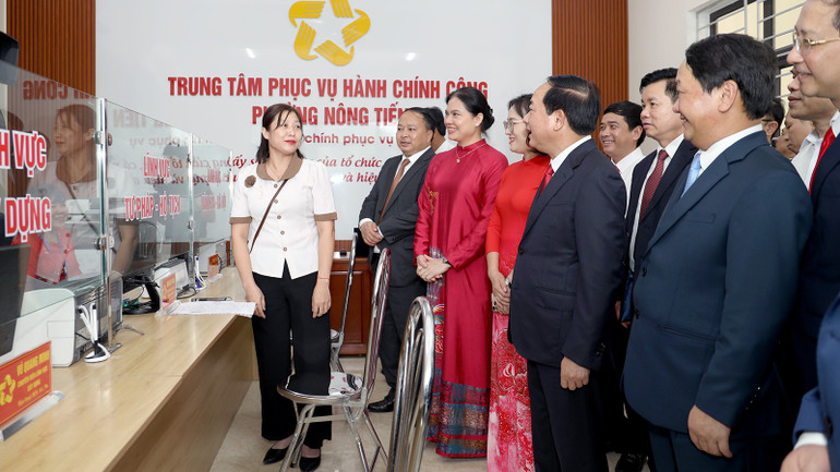 Thượng tướng Trịnh Văn Quyết, Bí thư Trung ương Đảng, Chủ nhiệm Tổng cục Chính trị Quân đội nhân dân Việt Nam kiểm tra hoạt động của Trung tâm hành chính công phường Nông Tiến, tỉnh Tuyên Quang. anh-13.jpg