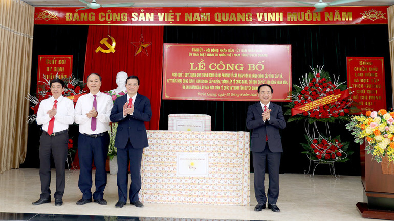 Thượng tướng Trịnh Văn Quyết, Bí thư Trung ương Đảng, Chủ nhiệm Tổng cục Chính trị Quân đội nhân dân Việt Nam tặng trang thiết bị cho Ủy ban nhân dân phường Nông Tiến, tỉnh Tuyên Quang. anh-9.jpg