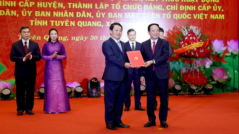 Đồng chí Thượng tướng Trịnh Văn Quyết, Bí thư Trung ương Đảng, Chủ nhiệm Tổng cục Chính trị Quân đội nhân dân Việt Nam trao Quyết định của Bộ Chính trị chỉ định đồng chí Hầu A Lềnh giữ chức vụ Bí thư Tỉnh ủy Tuyên Quang, nhiệm kỳ 2020-2025. anh-11.jpg