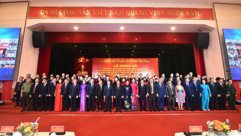 Ban Chấp hành Đảng bộ tỉnh Tuyên Quang chụp ảnh lưu niệm cùng các đại biểu Trung ương. anh-6.jpg