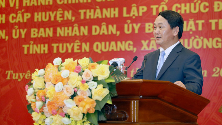 Đồng chí Hầu A Lềnh, Ủy viên Trung ương Đảng, Bí thư Tỉnh ủy Tuyên Quang phát biểu tại buổi lễ. anh-8.jpg