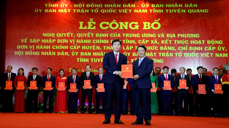 Đồng chí Hầu A Lềnh, Bí thư Tỉnh ủy Tuyên Quang trao quyết định chỉ định Bí thư Đảng ủy các xã, phường sau sắp xếp. anh-4.jpg