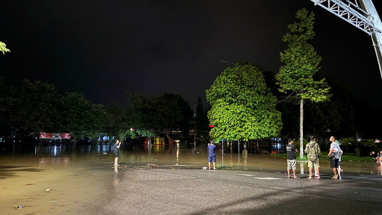 People of Minh Xuan ward, Tuyen Quang province stay up all night to monitor the flood situation. z7068272781944-9ba5d2015dcb4cd955c2cade80253604.jpg