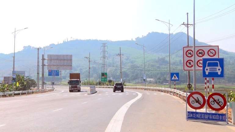 Cao tốc Tuyên Quang-Phú Thọ đưa vào khai thác góp phần quan trọng vào sự phát triển kinh tế-xã hội của tỉnh Tuyên Quang. khan-truong-lap-dat-bien-cam-bien-chi-dan-tren-tuyen-cao-toc-tuyen-quang-phu-thomp4still001.jpg