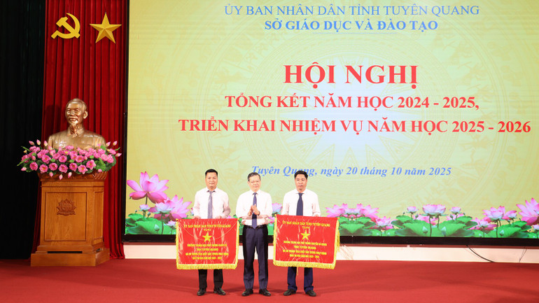 Lãnh đạo Hội đồng nhân dân tỉnh Tuyên Quang trao Cờ thi đua của Ủy ban nhân dân tỉnh cho các tập thể. kubi1680.jpg