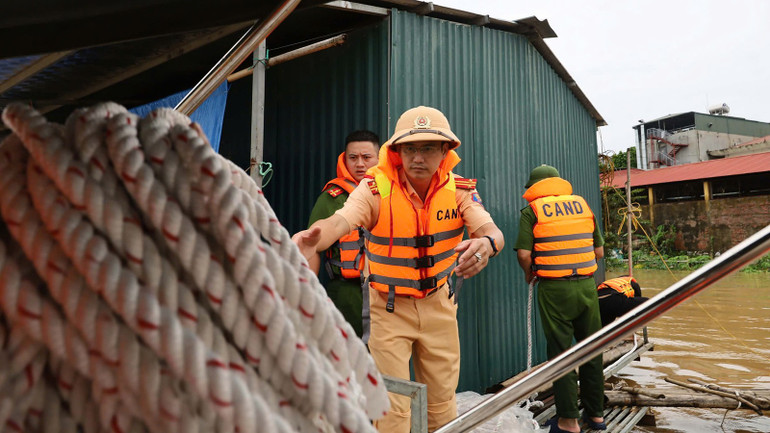 Police force used anchor ropes to ensure safety for raft houses on Lo River. aaa.jpg