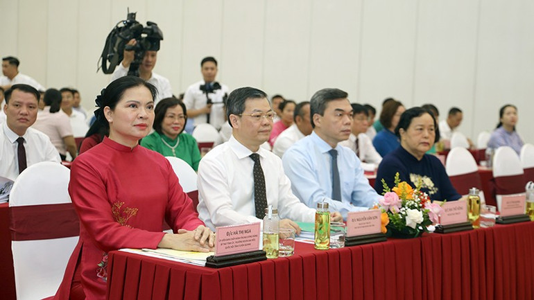 الوفود المشاركة في الحفل. anh-1.jpg