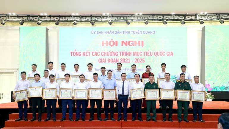 Lãnh đạo Ủy ban nhân dân tỉnh Tuyên Quang trao bằng khen cho các tập thể. anh-4.jpg