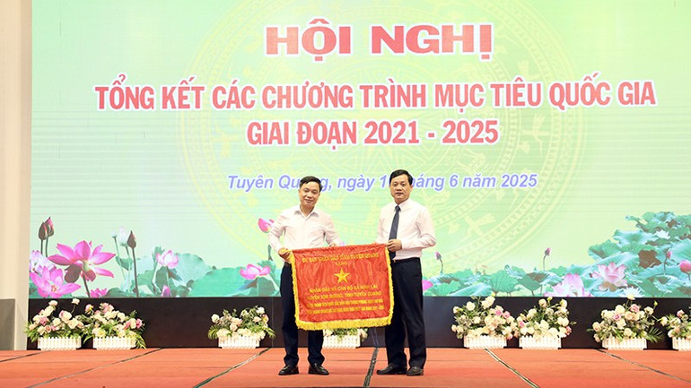 Lãnh đạo Ủy ban nhân dân tỉnh Tuyên Quang trao cờ thi đua cho tập thể Ủy ban nhân dân xã Ninh Lai, huyện Sơn Dương. anh-3.jpg