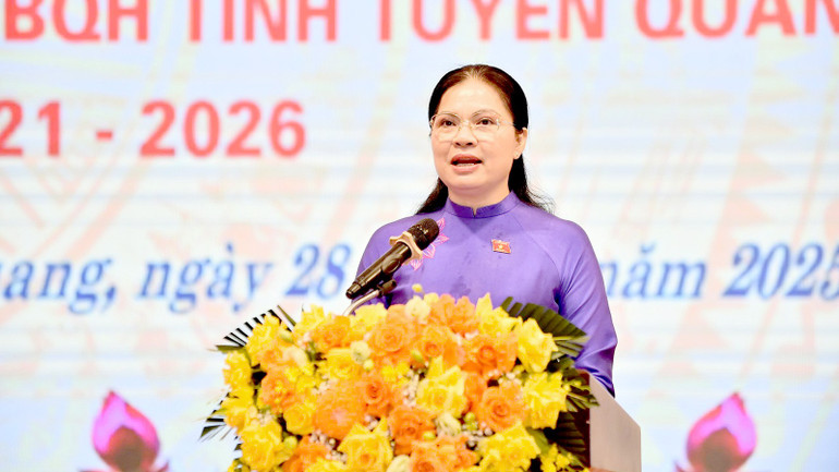 Đồng chí Hà Thị Nga, Ủy viên Trung ương Đảng, Bí thư Tỉnh ủy, Trưởng Đoàn đại biểu Quốc hội tỉnh Tuyên Quang phát biểu chào mừng tại buổi gặp mặt. anh-2.jpg