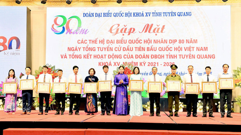 Đồng chí Hà Thị Nga, Ủy viên Trung ương Đảng, Bí thư Tỉnh ủy, Trưởng Đoàn đại biểu Quốc hội tỉnh Tuyên Quang trao Bằng khen của Chủ tịch Ủy ban nhân dân tỉnh cho các tập thể. anh-6.jpg