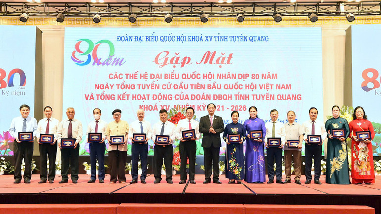 Phó Chủ tịch Quốc hội Trần Quang Phương tặng quà lưu niệm cho các đại biểu. anh-4.jpg